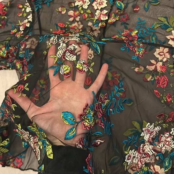 Sheer flower embroidery top - Picture 3 of 3